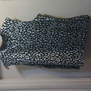 Ladies size 2x sleeveless black and silver metallic mock neck Blouse